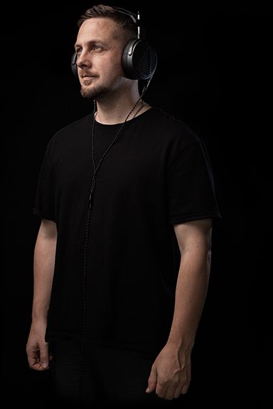 Porträt Alexander Wisner mit Kopfhörern